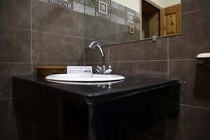Deluxe Room | Bathroom | Rainfall showerhead, free toiletries, slippers, towels
