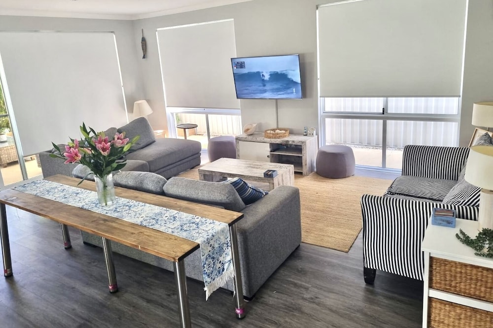 Secret harbour beach getaway(200m walk) and the Golf club house (100m walk)