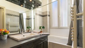 Bathroom - PET231 (Cannes)