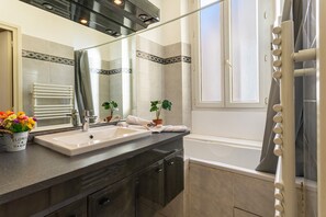 Baignoire, sĂšche-cheveux