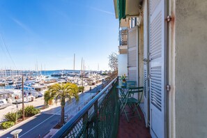 Property grounds - PET231 (Cannes)