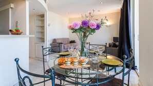 Dining - PET231 (Cannes)