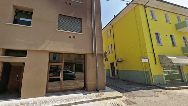Un edificio con un cartel que dice "Ferrari Residenza".