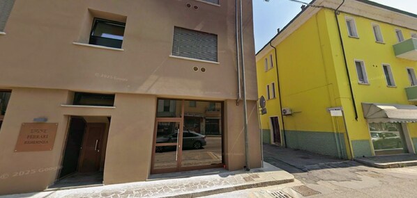 Un immeuble sur lequel on peut lire l’inscription « Ferrari Residenza ».
