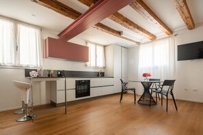 Køleskab, ovn, opvaskemaskine, elkedel