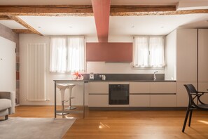 Køleskab, ovn, opvaskemaskine, elkedel