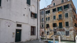 A narrow Venetian canal with buildings on either side. - Ruga Bella Gold Apartment R&R (Venecia)