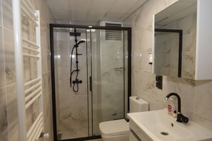 Dusj, hårføner, tøfler og håndklær