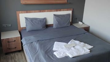 基础双人房 | 办公桌、免费 WiFi、床单