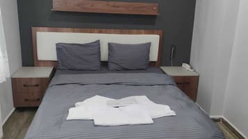 Habitación básica doble | Escritorio, wifi gratis y ropa de cama