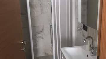 Dutxa, assecador de cabells, sabatilles i tovalloles