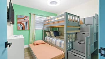 3 dormitorios, escritorio, tabla de planchar con plancha y cuna de viaje