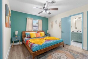 3 chambres, bureau, fer et planche à repasser, lit de bébé portatif