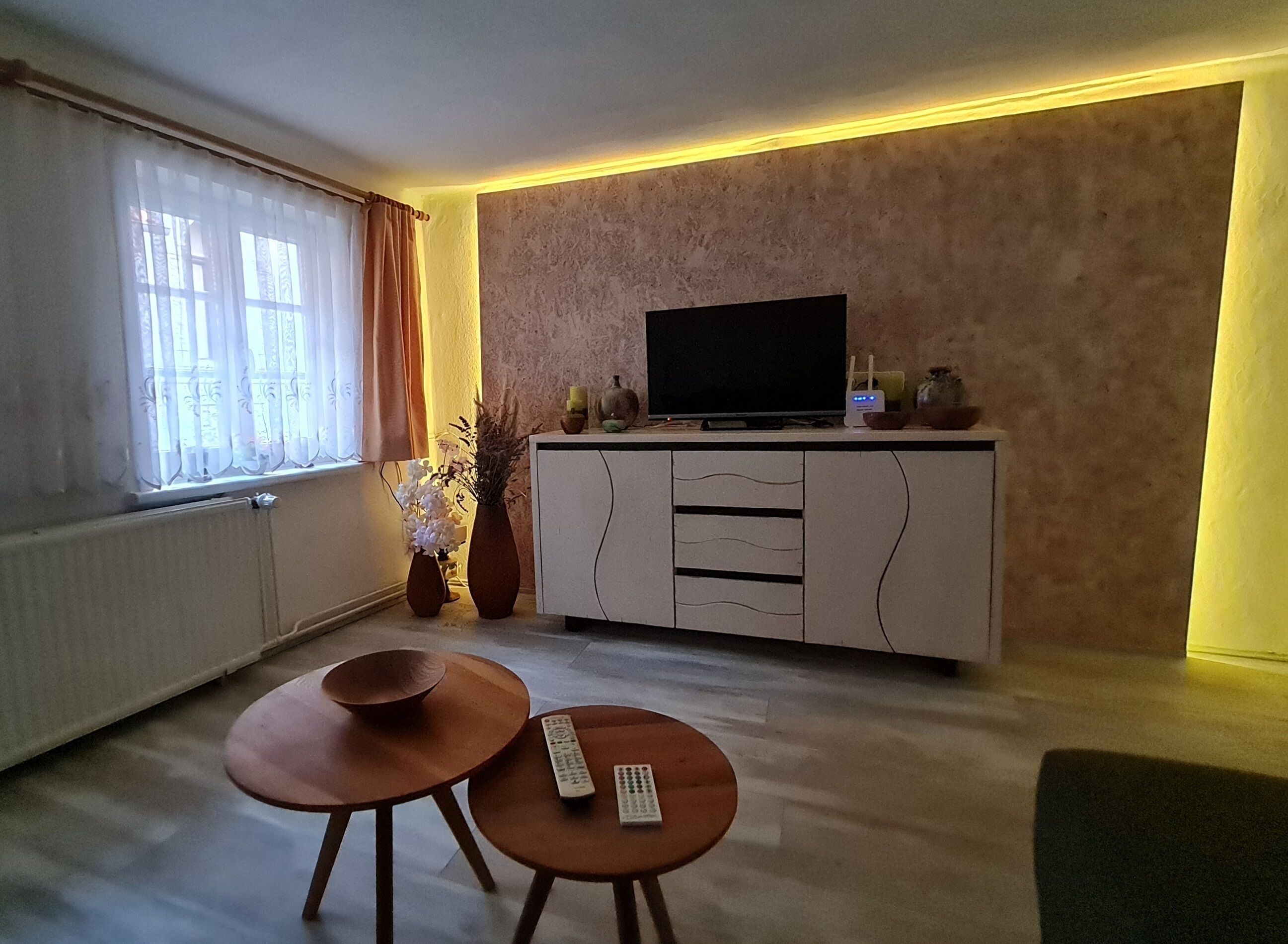 Fernseher, DVD-Player, Bücher, Stereoanlage