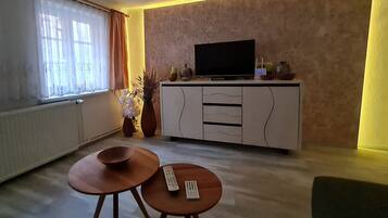 Fernseher, DVD-Player, Bücher, Stereoanlage