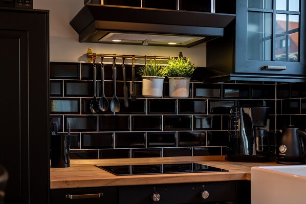 Mikrowelle, Herdplatte, Geschirrspüler