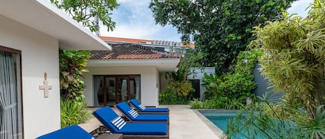 Una piscina cubierta, una piscina al aire libre