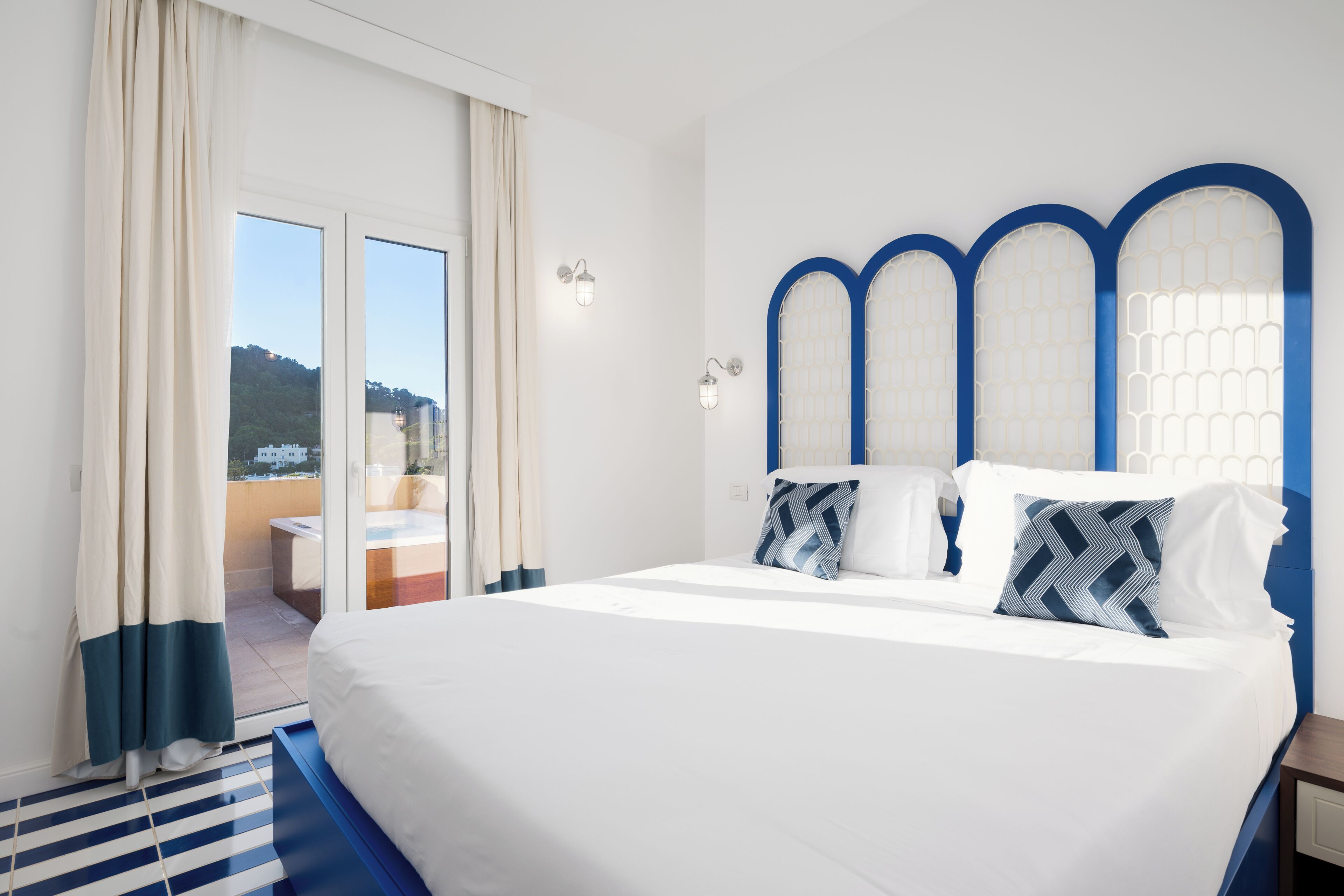 Deluxe Studio Suite, Terrace, Sea View | Premium bedding, minibar, in-room safe, desk