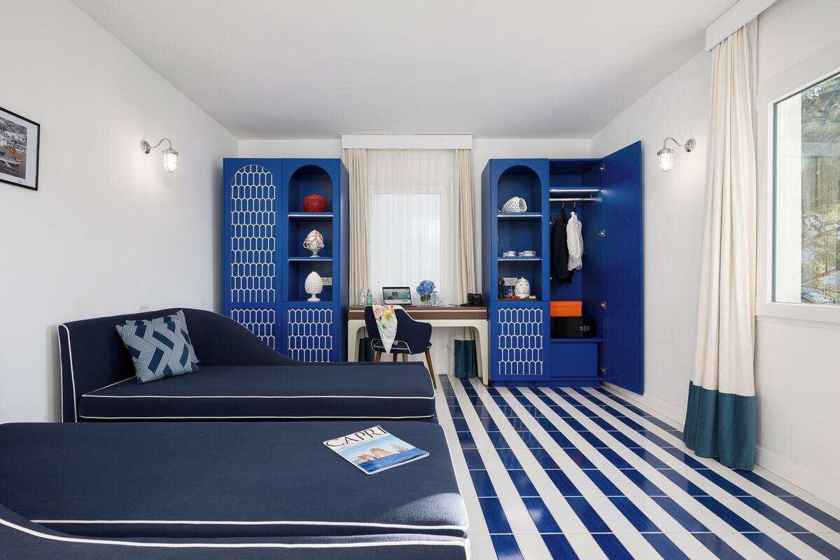 Une chambre avec un lit, un bureau et une armoire.