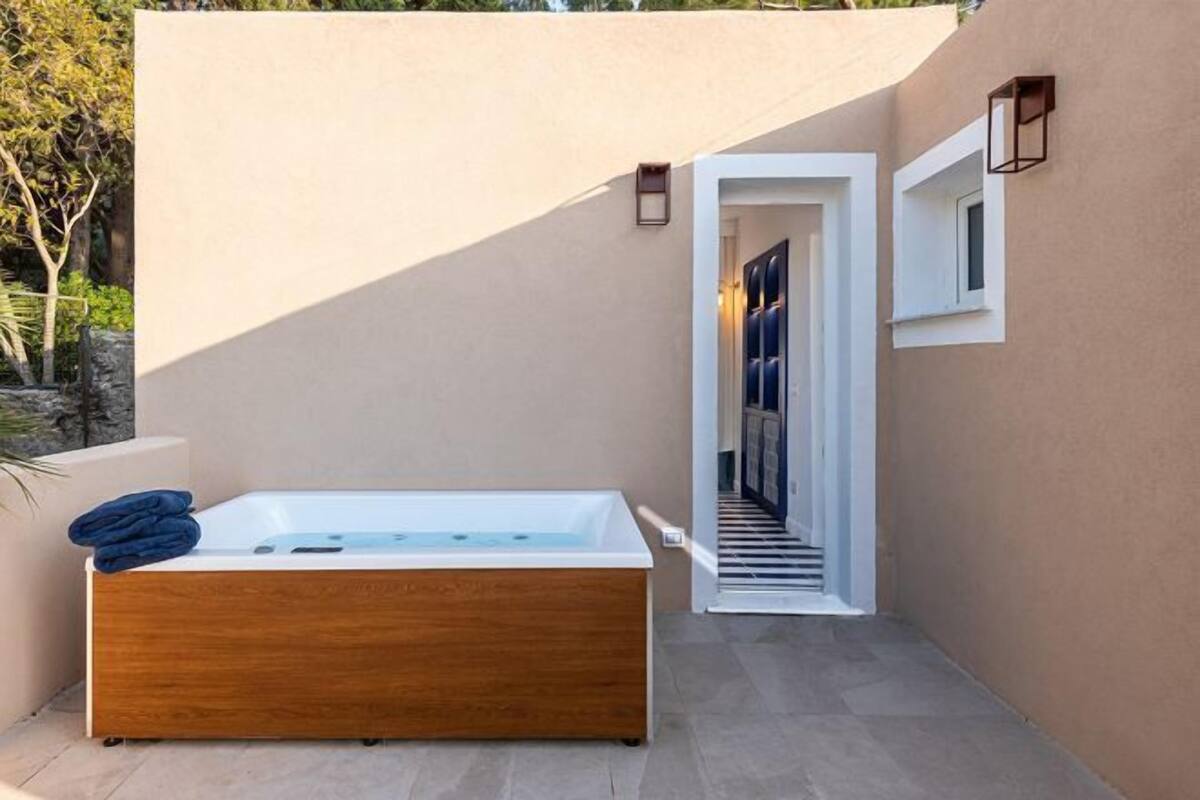 Outdoor spa tub