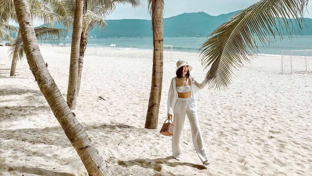 A beach scene with palm trees and a clear view of the sea. - S Phuot Da Nang Hostel (Da Nang)