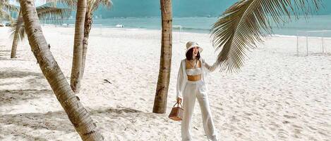 Pantai di sekitar dan pasir putih