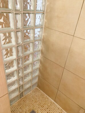 Dusche, Haartrockner, Handtücher, Toilettenpapier