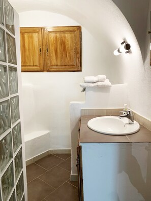 Een douche, een haardroger, handdoeken, toiletpapier