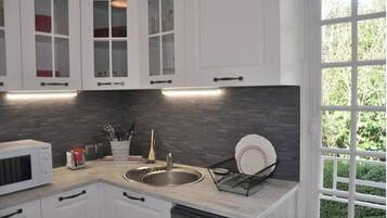 Réfrigérateur, tables à manger