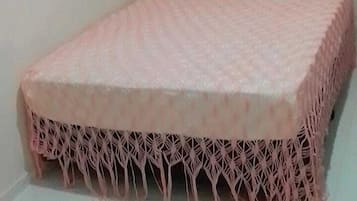 Habitació doble familiar | Bany | Dutxa, tovalloles, sabó i paper higiènic