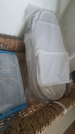 Douche, sèche-cheveux, serviettes fournies, savon