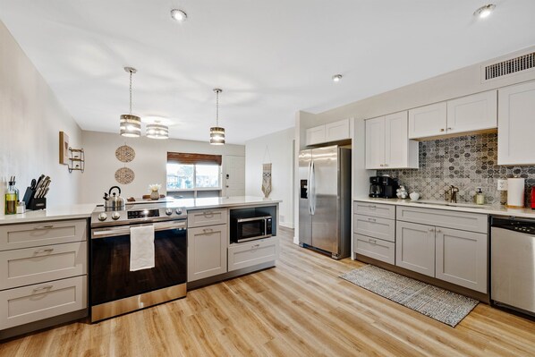 Réfrigérateur, micro-ondes, four, plaque de cuisson