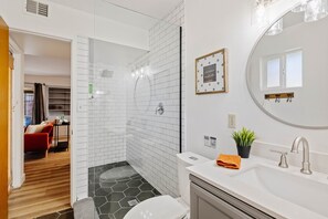 Bañera con ducha, secador de pelo, toallas
