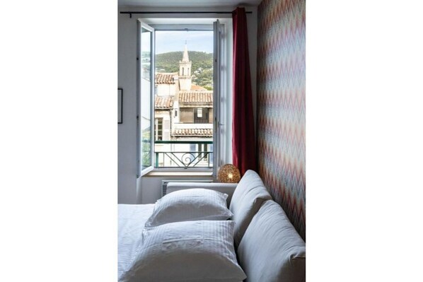 1 bedroom, travel cot, free WiFi, bed sheets