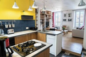 Kühlschrank, Mikrowelle, Ofen, Herdplatte