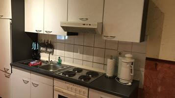 Wasserkocher mit Kaffee-/Teezubehör, Kühlschrank, Ofen, Herdplatte