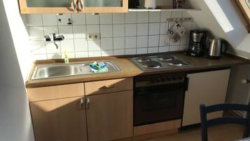 Kühlschrank, Ofen, Herdplatte, Wasserkocher mit Kaffee-/Teezubehör