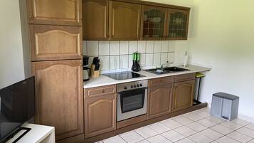 Kühlschrank, Ofen, Herdplatte, Wasserkocher mit Kaffee-/Teezubehör