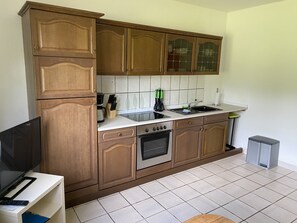 Fridge, oven, stovetop, coffee/tea maker