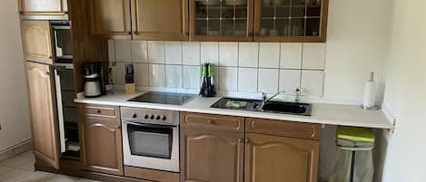 Fridge, oven, stovetop, coffee/tea maker