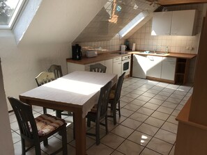 Kühlschrank, Herdplatte, Wasserkocher mit Kaffee-/Teezubehör