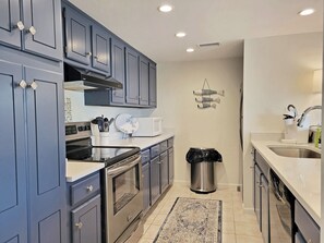 ثلاجة، ميكروويف، فرن، موقد طهي مسطح