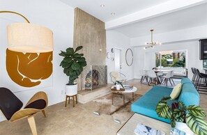 Una Smart TV, una chimenea