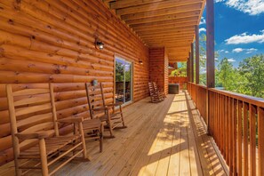 Terrace/patio - Soaring Eagle: Mtn Views, Movie Room, Game Room, 2 Hot Tubs, Wifi, Pigeon Forge (Pigeon Forge)