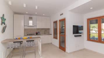 KylskÄp, brödrost, barnstol och grytor/köksredskap