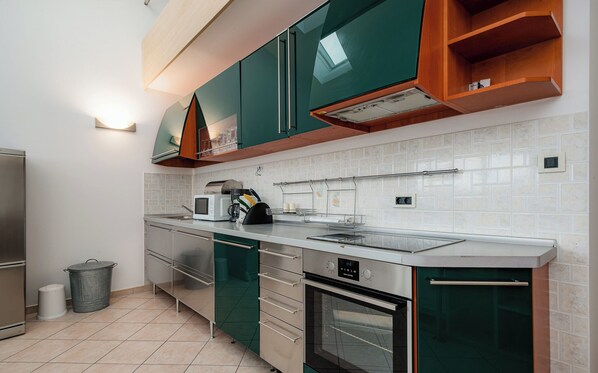 Fridge, microwave, dishwasher, coffee/tea maker
