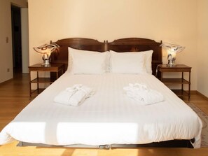 4 bedrooms, desk, iron/ironing board, WiFi