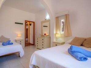 5 quartos, escrivaninha, ferros/tábuas de passar roupa, Wi-Fi