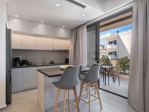 Executive Apartment | Private kitchen | Full-size fridge, oven, stovetop, dishwasher - Casa D'Irene Apts (Chania)