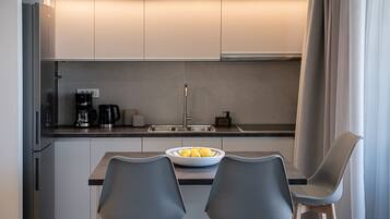 Appartement Exécutif | Cuisine privée | Grand réfrigérateur, four, plaque de cuisson, lave-vaisselle